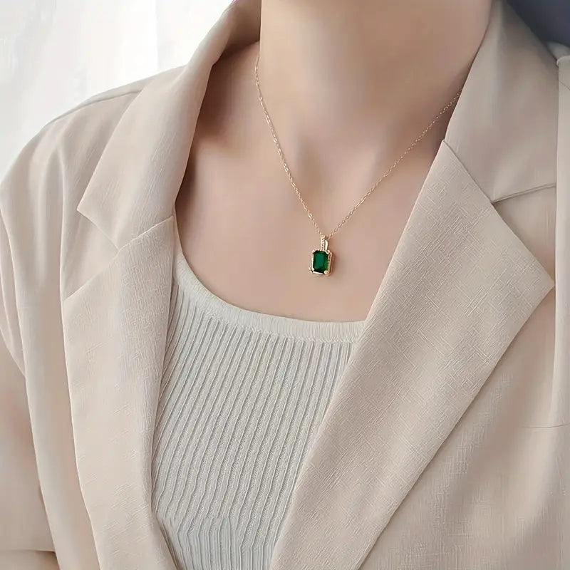 Miriam – Collana in oro con pendente in smeraldo.