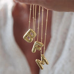 Irena – Collana dorata con charme a forma di iniziale