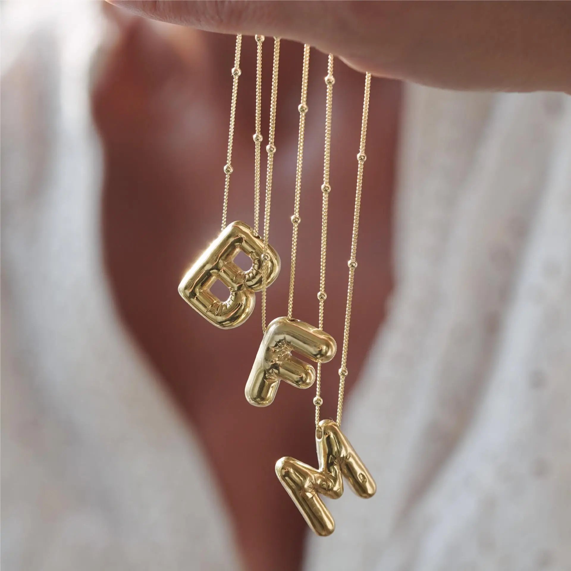 Irena – Collana dorata con charme a forma di iniziale