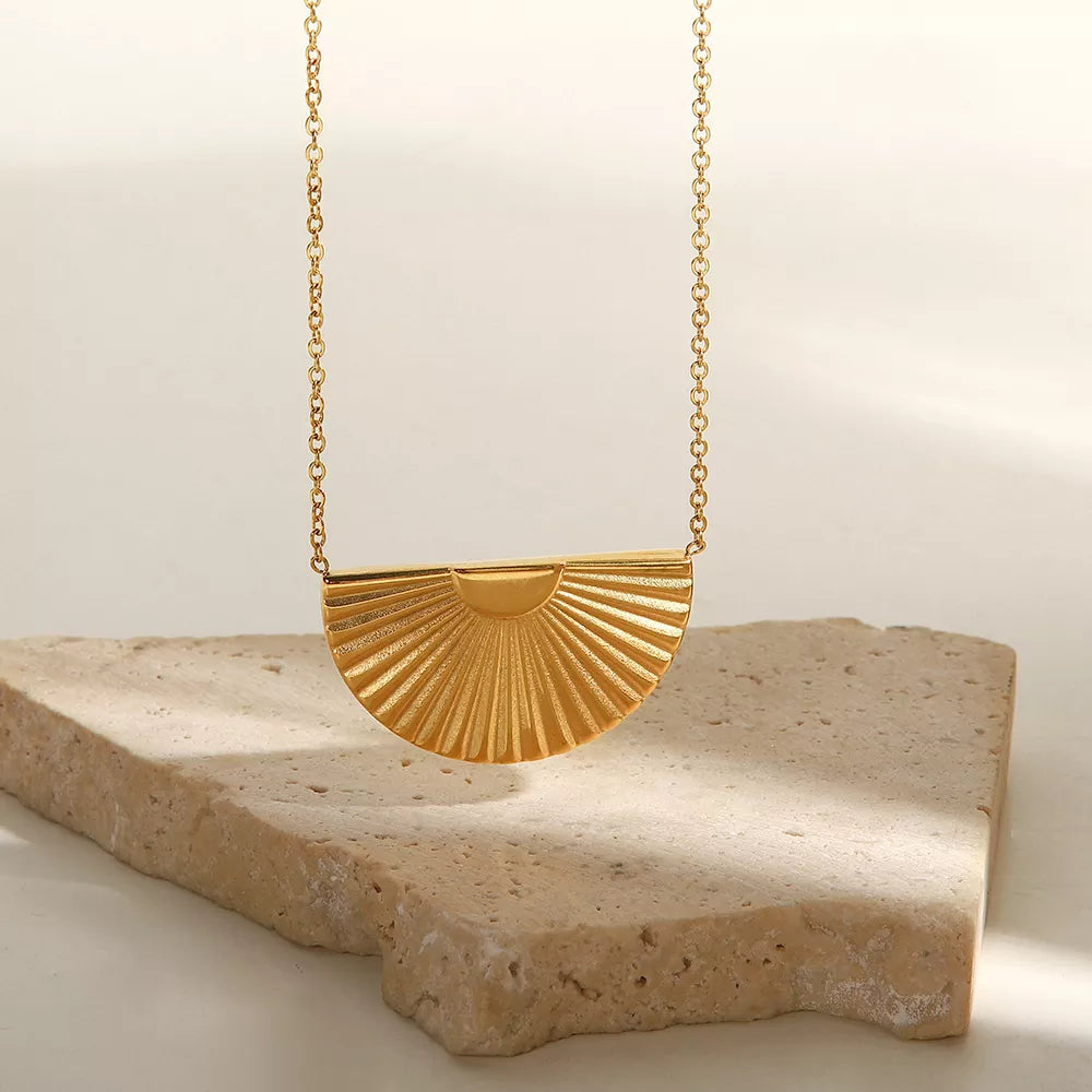 Eleonora – Collana dorata con pendente ampio