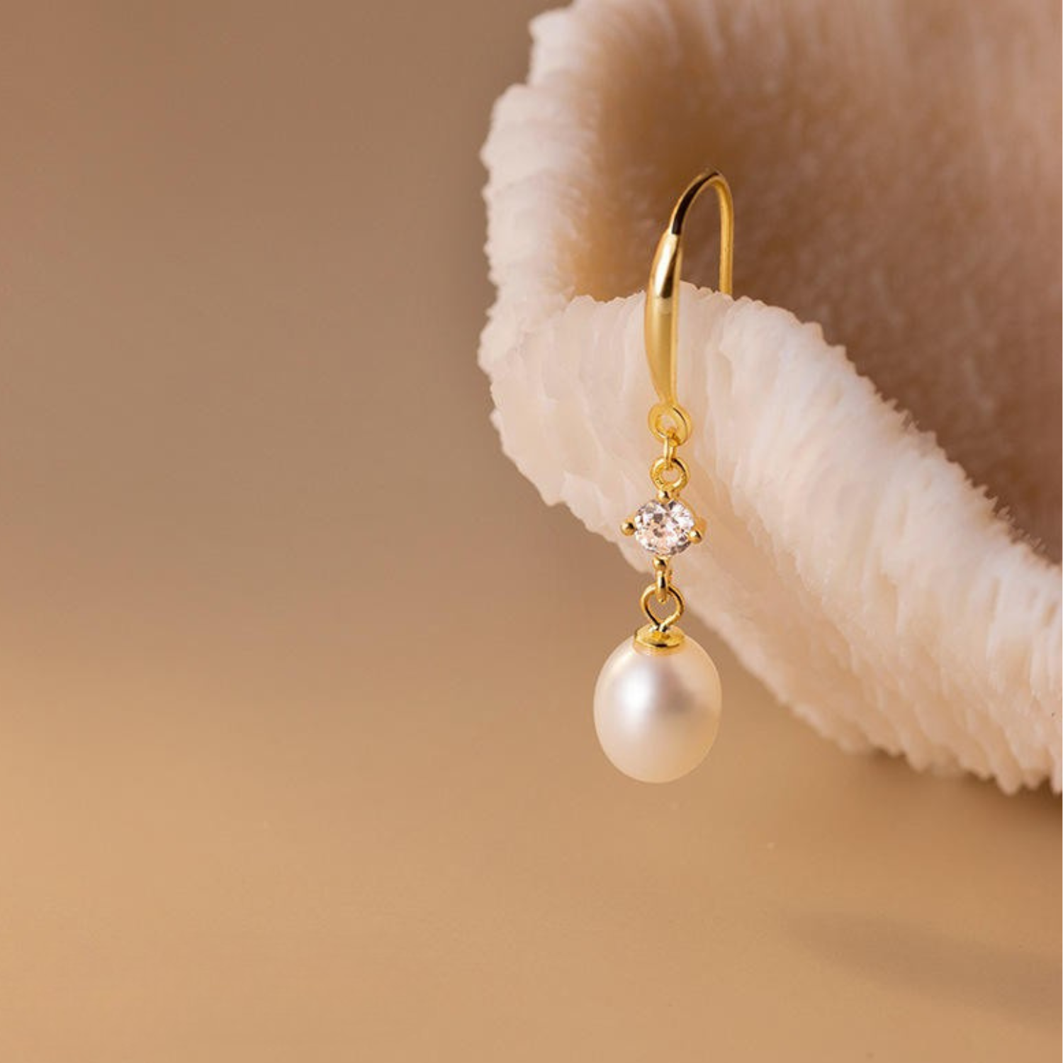 Nora – Classico bracciale di perle con chiusura moderna.