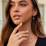 Elisa-Marie – Orecchini in oro con pendente di perla.