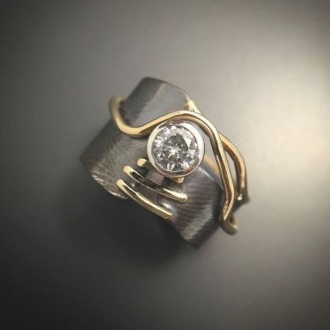 Laura – Anello vintage in argento scuro con zirconi