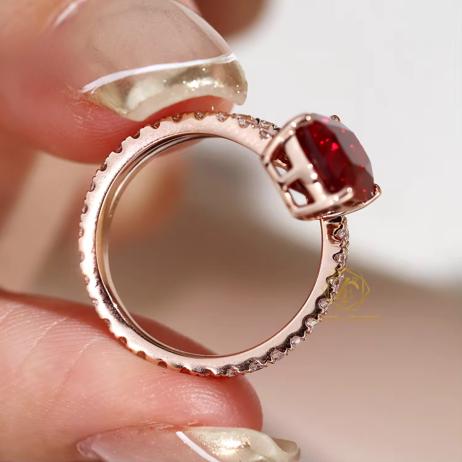 Ulla – Anello in rubino con montatura in oro