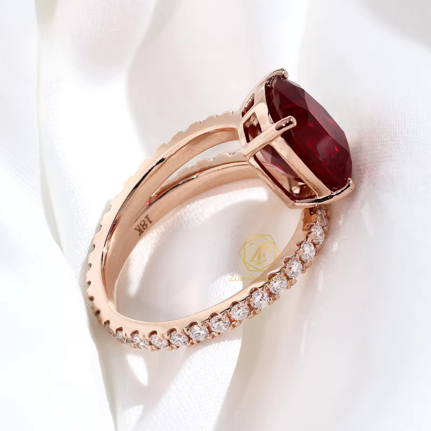 Ulla – Anello in rubino con montatura in oro