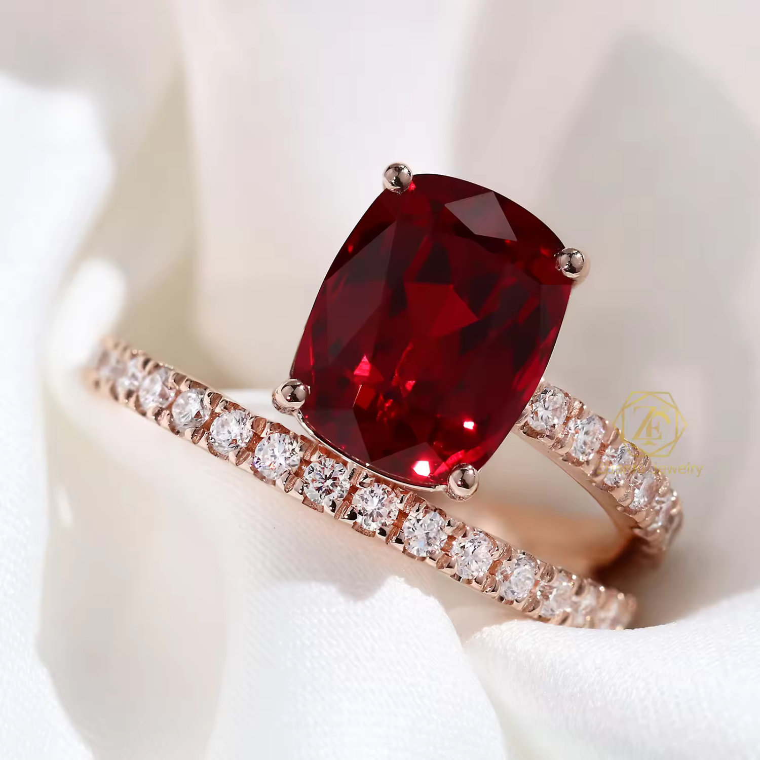 Ulla – Anello in rubino con montatura in oro