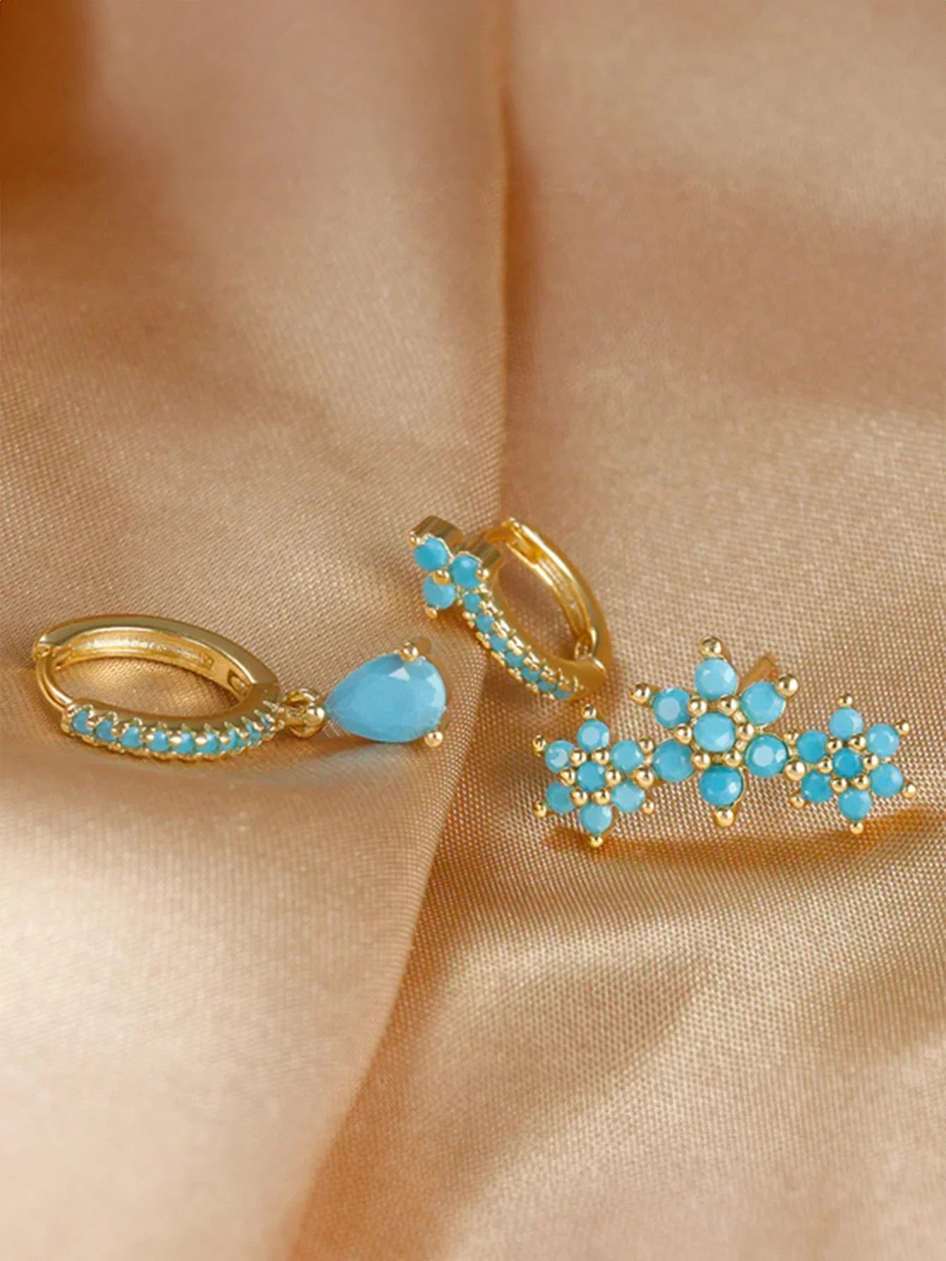 Orecchini in oro con una moderna silhouette in stile Vittoriano-Anna.