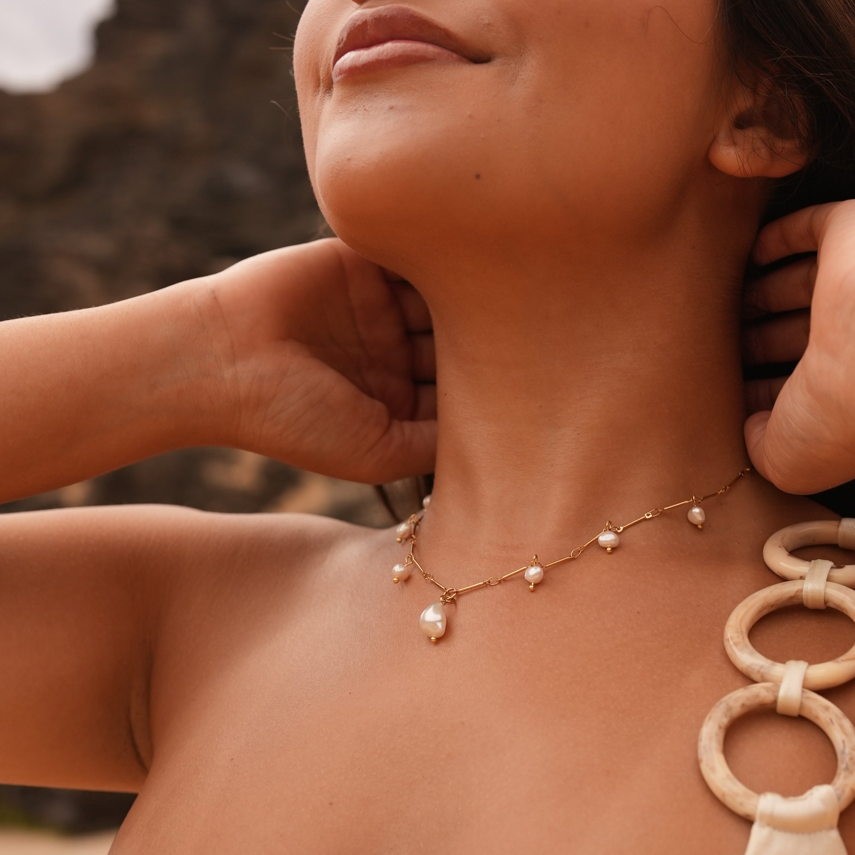 Greta – Collana dorata con piccole perline
