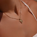 Helena – Collana dorata con pendente rettangolare