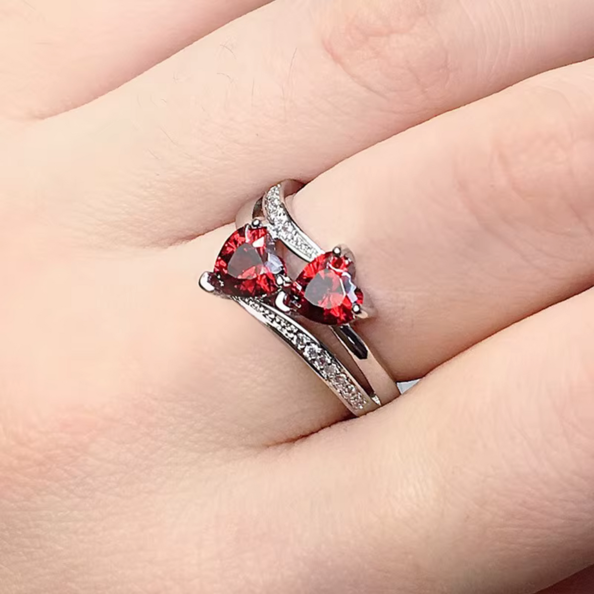 Johana – Delicato anello in rubino con cuore.