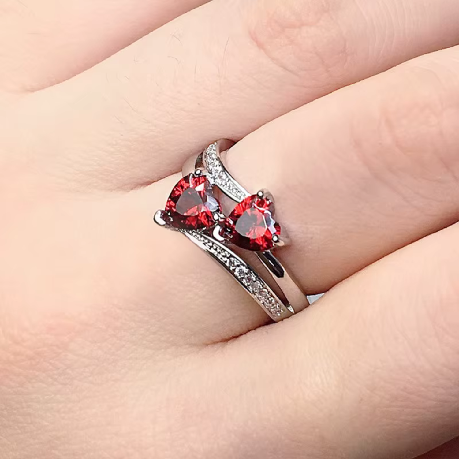 Johana – Delicato anello in rubino con cuore.