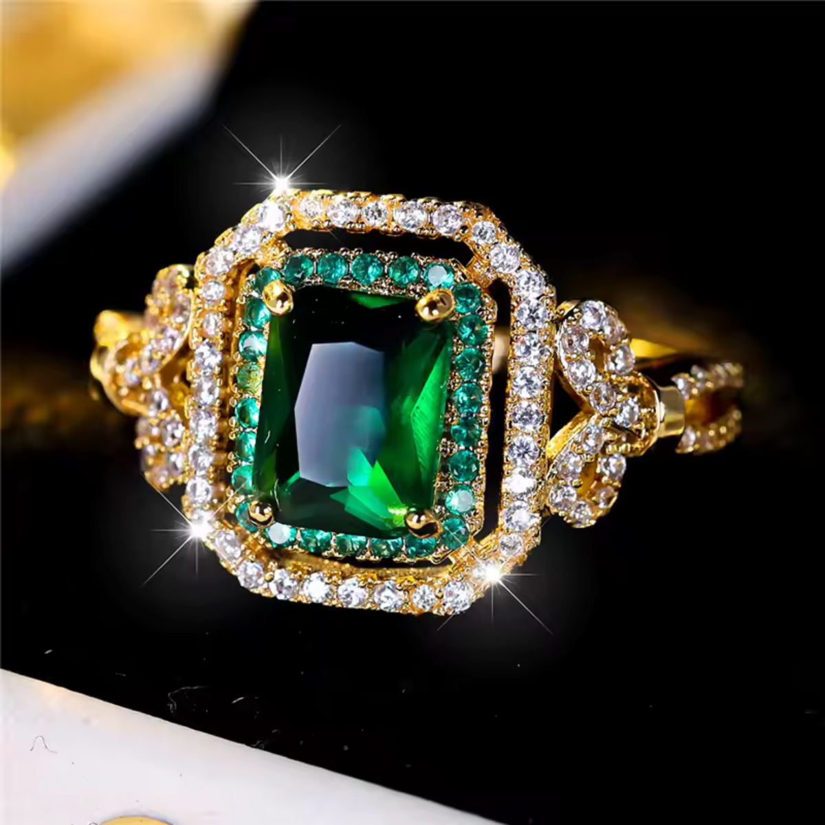 Isabela – Anello placcato oro con smeraldo centrale.
