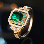 Isabela – Anello placcato oro con smeraldo centrale.