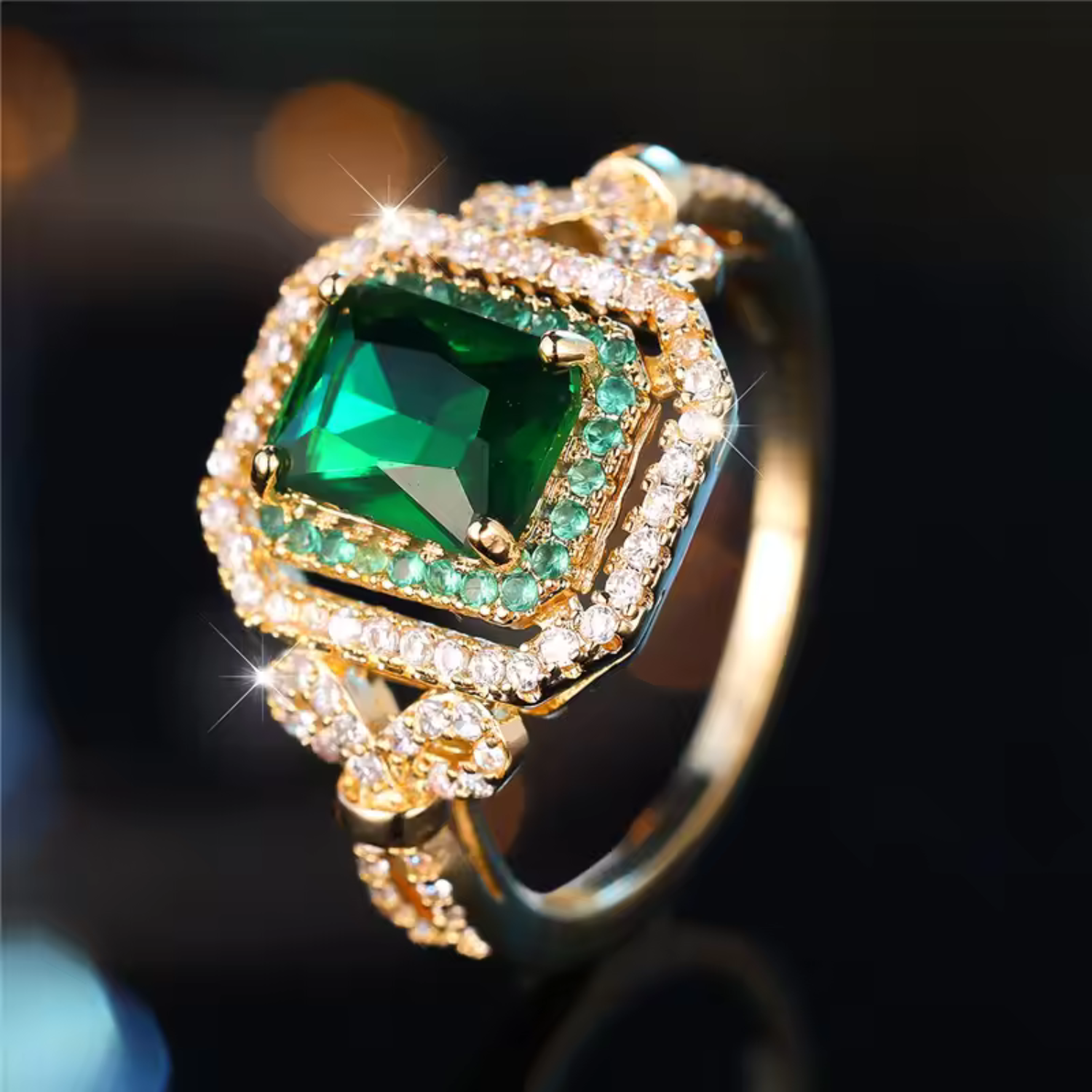 Isabela – Anello placcato oro con smeraldo centrale.