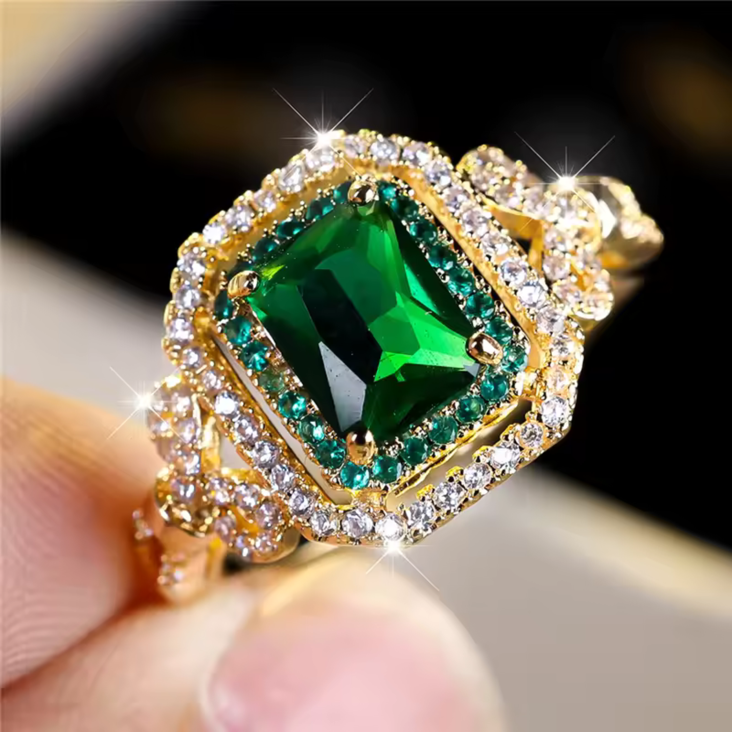 Isabela – Anello placcato oro con smeraldo centrale.