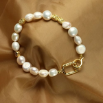 Hope – Orecchini in oro con perle e silhouette chiara.