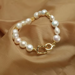Hope – Orecchini in oro con perle e silhouette chiara.