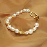 Hope – Orecchini in oro con perle e silhouette chiara.