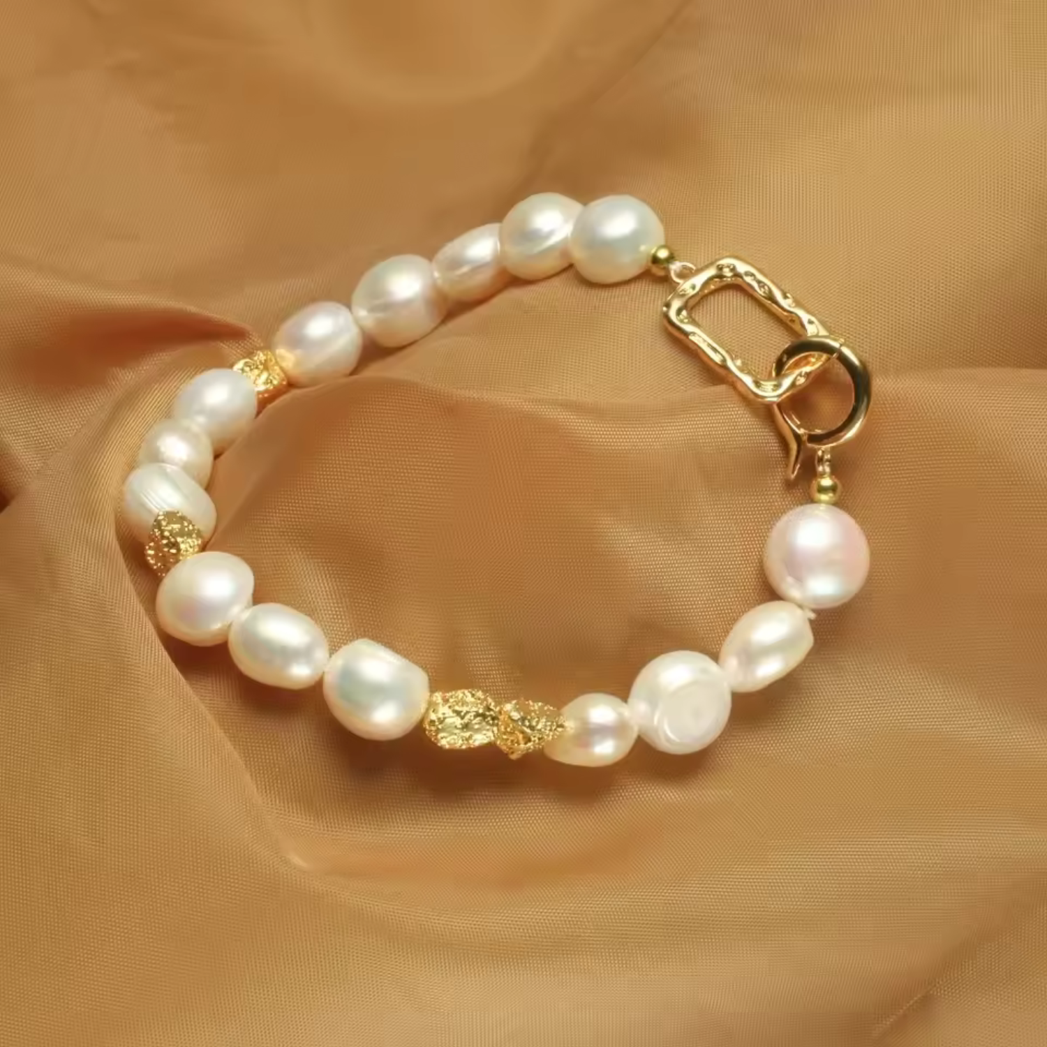 Hope – Orecchini in oro con perle e silhouette chiara.