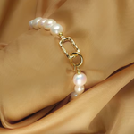 Hope – Orecchini in oro con perle e silhouette chiara.