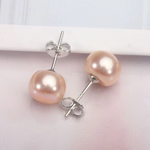 Frieda – Orecchini in oro con perle e forma chiara.