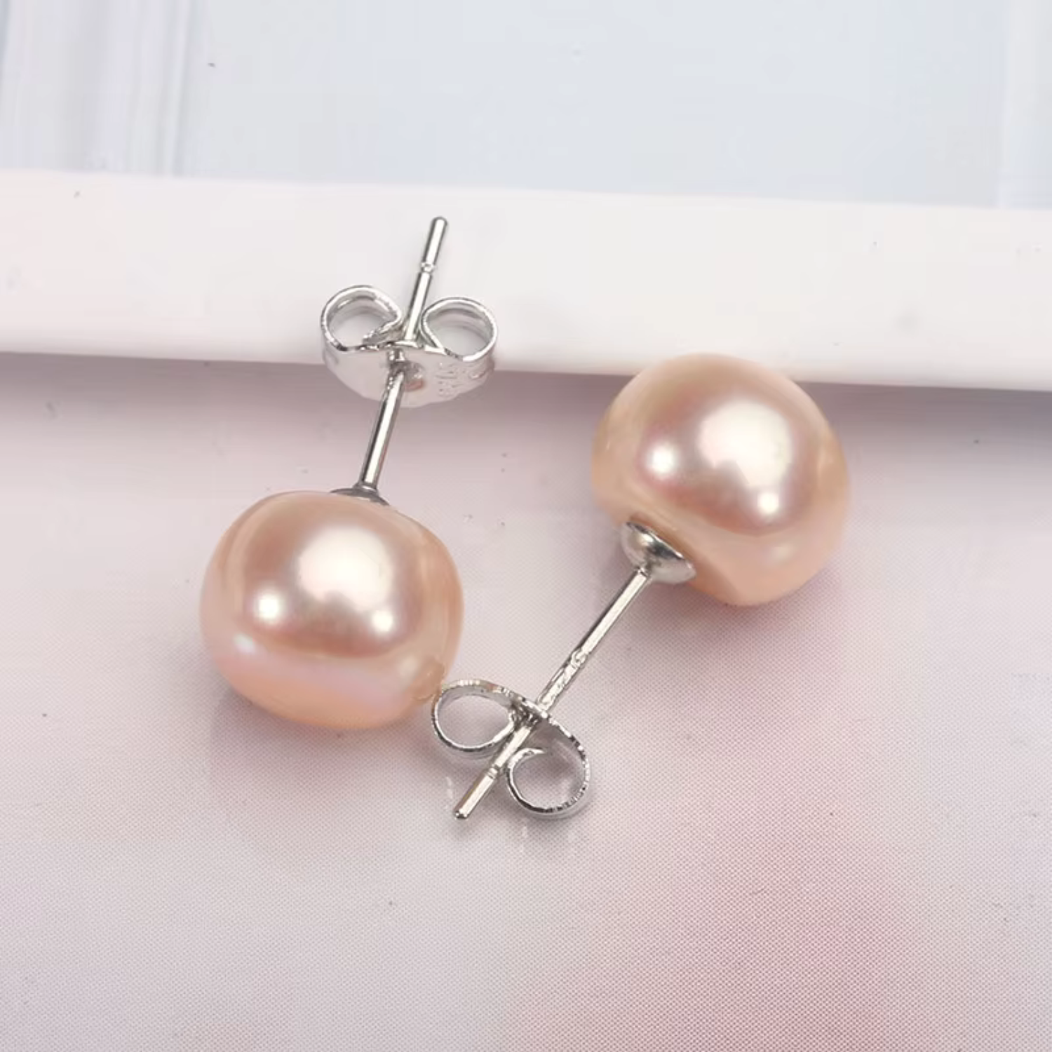 Frieda – Orecchini in oro con perle e forma chiara.
