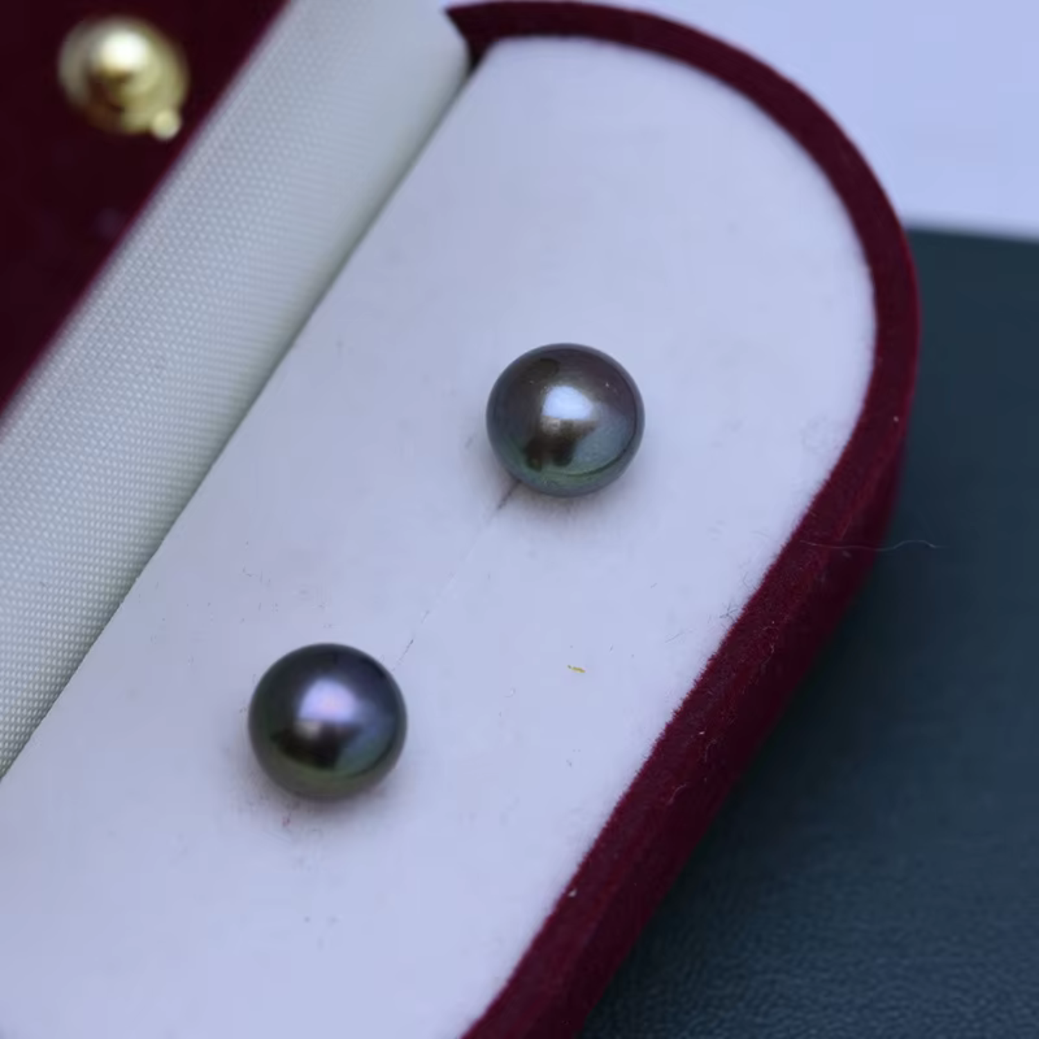 Frieda – Orecchini in oro con perle e forma chiara.