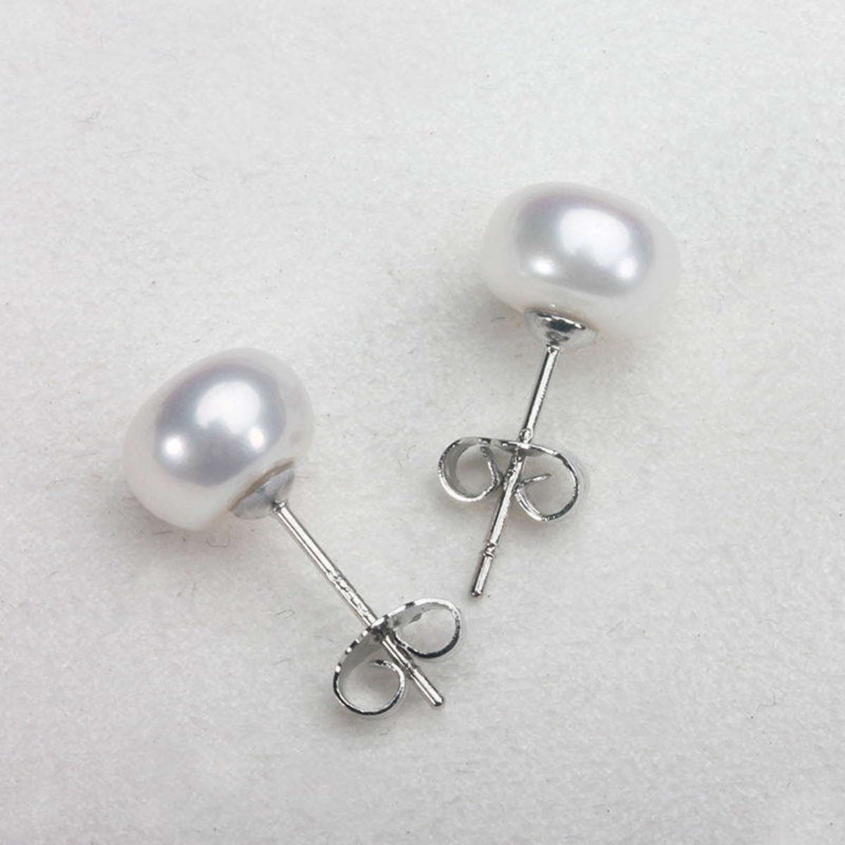 Frieda – Orecchini in oro con perle e forma chiara.