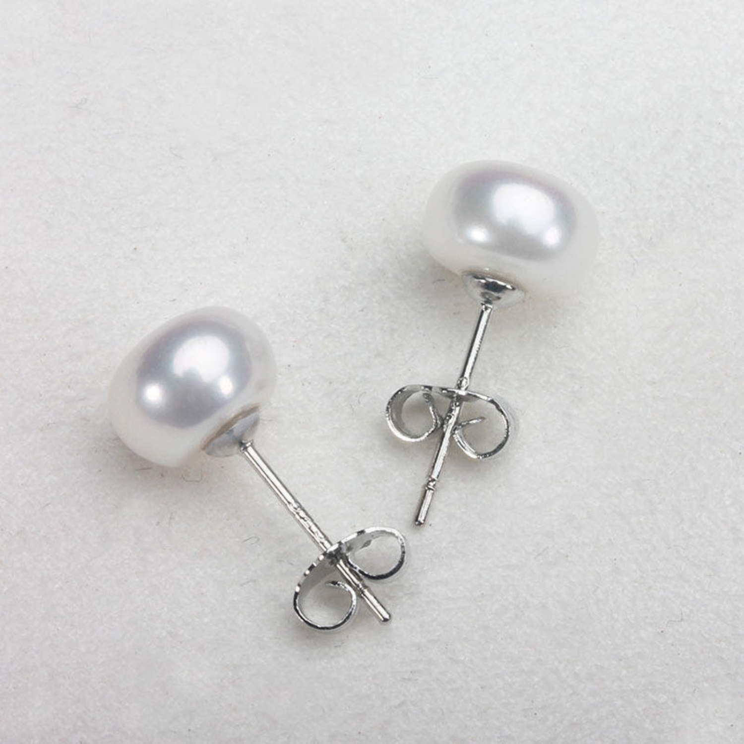 Frieda – Orecchini in oro con perle e forma chiara.