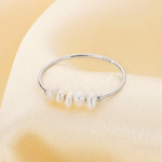 Rosalie – Anelli pendenti in oro con perla.