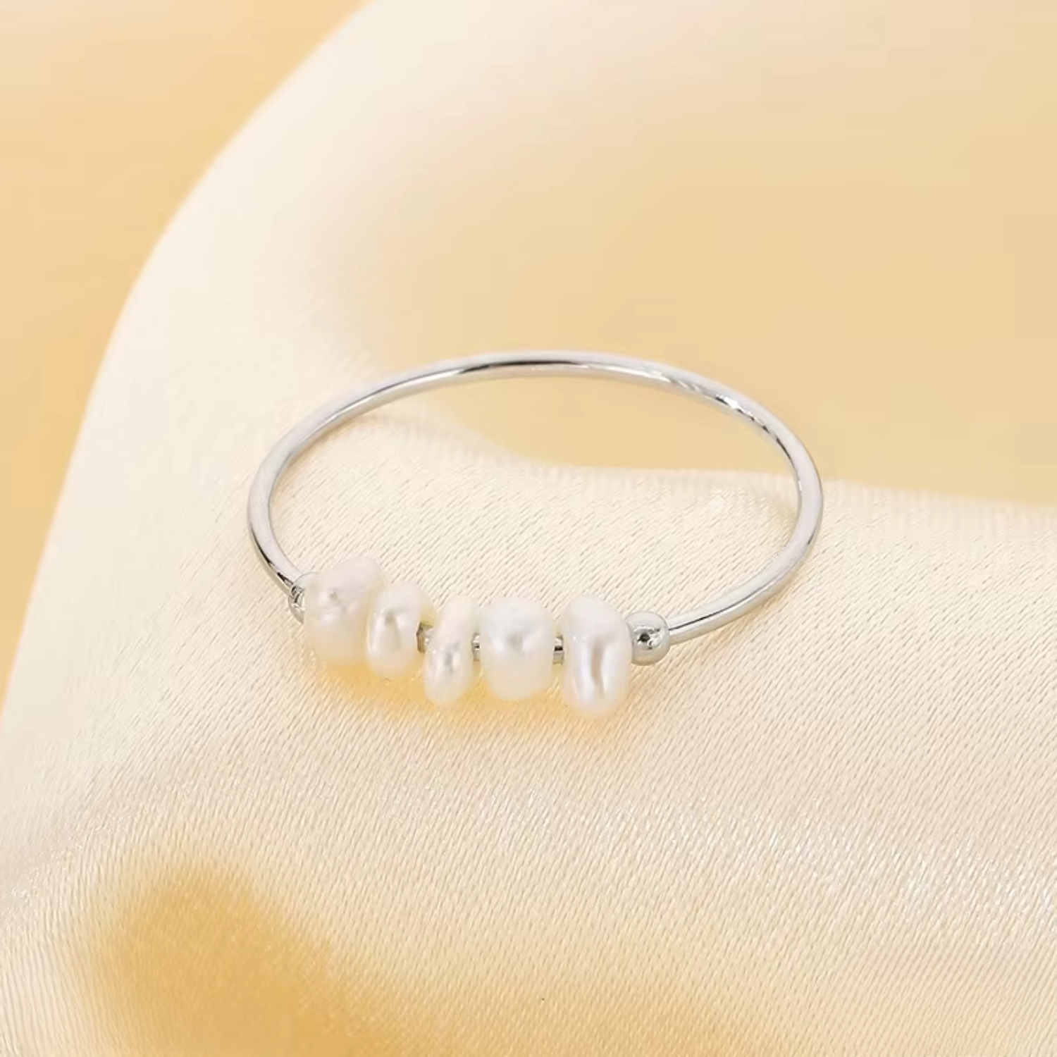 Rosalie – Anelli pendenti in oro con perla.