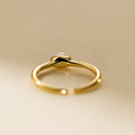 Kateřina – Delicato anello in oro con una linea di perle.