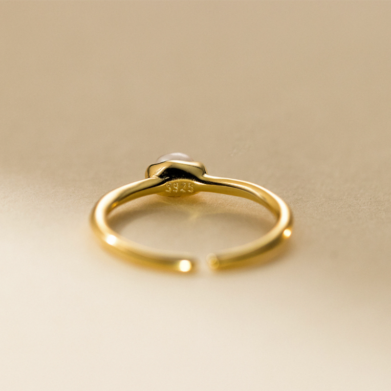 Kateřina – Delicato anello in oro con una linea di perle.