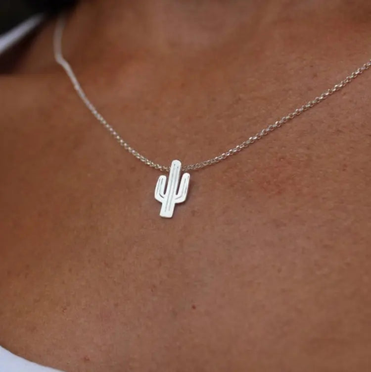 Amira – Collana dorata con pendente a forma di cactus