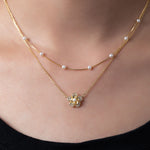 Paul-Marie – Orecchini in oro con bordo di perle.