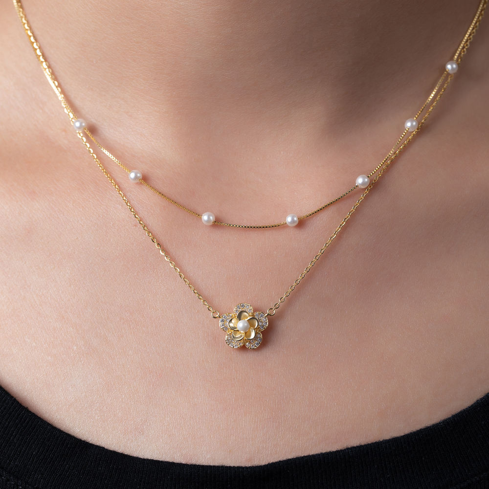Paul-Marie – Orecchini in oro con bordo di perle.