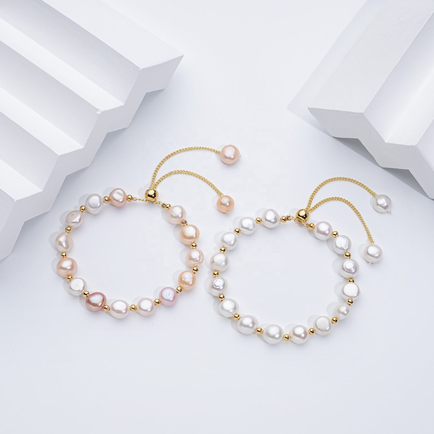 Carina – Orecchini in oro con perle mobili.