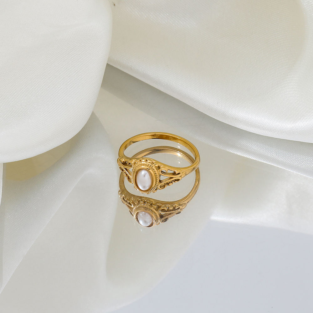 Klára – Anello in oro minimalista con una delicata onda.