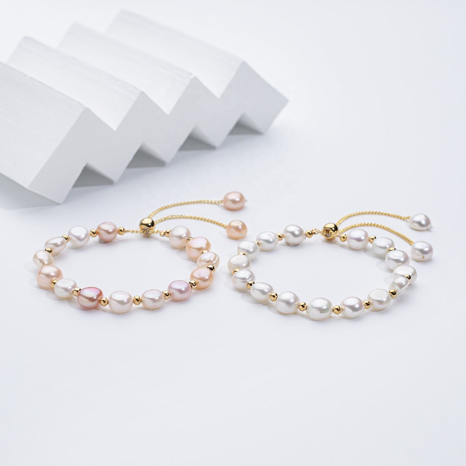 Carina – Orecchini in oro con perle mobili.