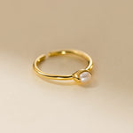 Kateřina – Delicato anello in oro con una linea di perle.
