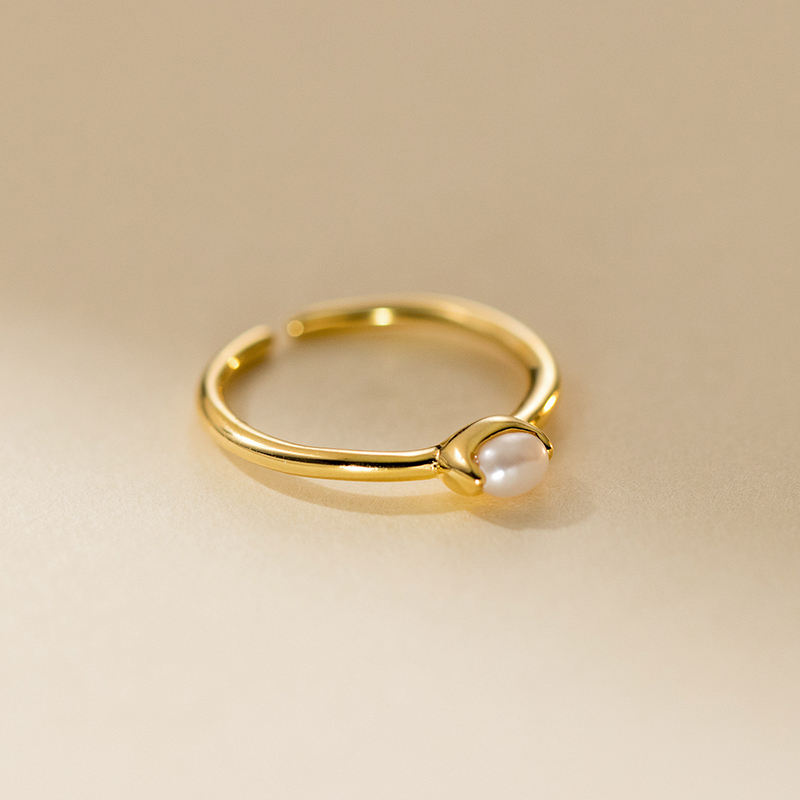 Kateřina – Delicato anello in oro con una linea di perle.