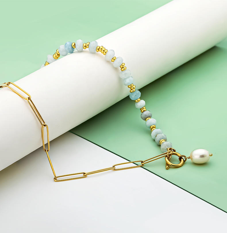 Zoé – Lunghi orecchini in oro con pendente di perla.