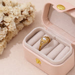Klára – Anello in oro minimalista con una delicata onda.