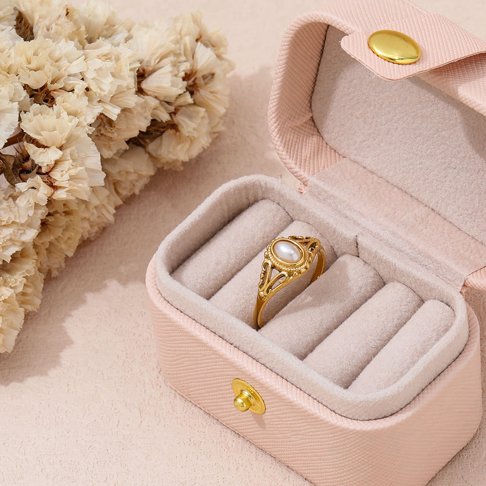 Klára – Anello in oro minimalista con una delicata onda.