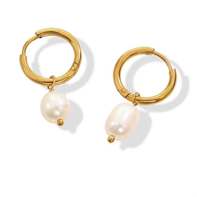 Greta-Marie – Orecchini in oro con perle pendenti.