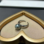 Ida – Anello placcato oro con superficie liscia e accento di perla.