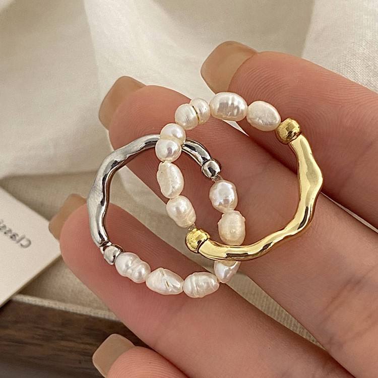 Elisa - Un anello di perle giocoso con un cuore dorato.