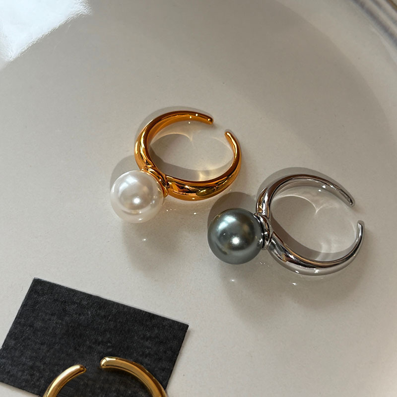 Ida – Anello placcato oro con superficie liscia e accento di perla.