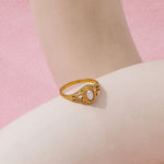 Klára – Anello in oro minimalista con una delicata onda.
