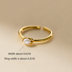 Kateřina – Delicato anello in oro con una linea di perle.